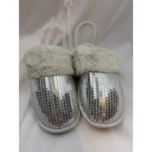 Woman’s size 7-8 silver sequin fur lining slippers SOFT!